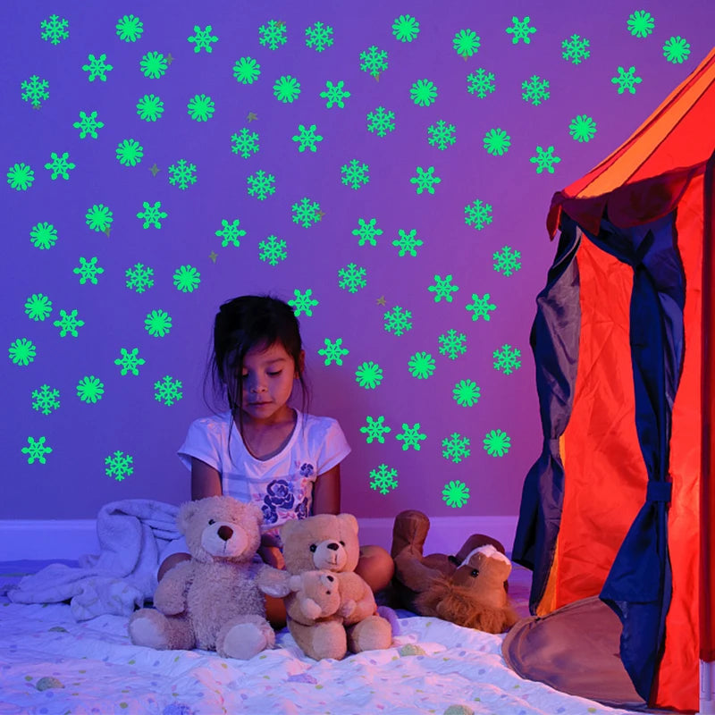 50pcs 3D Snowflake Luminous Wall Sticker Fluorescent Glow In The Dark Wall Decal For Homw Kids Room Bedroom Christmas Decor